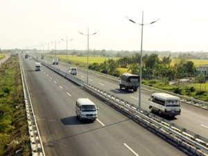 Kiểm tra vết nứt ở thân mố cầu cao tốc Trung Lương